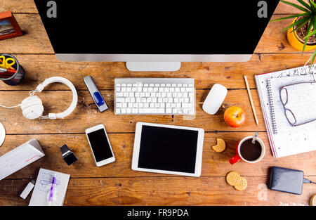 Schreibtisch mit verschiedenen Gadgets und Bürobedarf. Flach zu legen Stockfoto