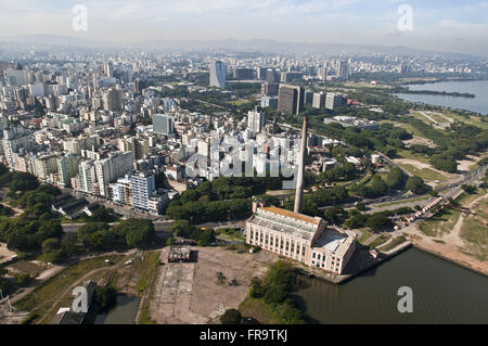 Luftaufnahme der Stadt und die Pflanze Gasometro Cultural Centre am Ufer des Rio Guaiba Stockfoto