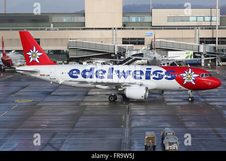 Zürich, Schweiz - 23 Januar, 2016: Ein Edelweiss Air Airbus A320 mit der Immatrikulation HB-IJW Taxis am Flughafen Zürich (ZRH) Stockfoto