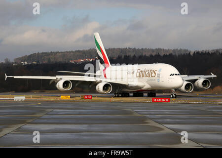 Zürich, Schweiz - 23. Januar 2016: Ein Emirates Airbus A380 mit der Registrierung A6-EEW taxis in Zürich Flughafen (ZRH) in Sw Stockfoto