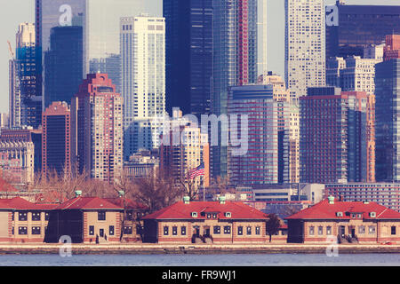 Eine Nahaufnahme von Lower Manhattan Financial District hinter Ellis Island gesehen. Foto aufgenommen am 6. März 2016. Stockfoto