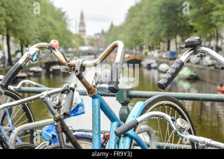 Fahrrad geparkt auf einer Brücke in Amsterdam, Niederlande Stockfoto