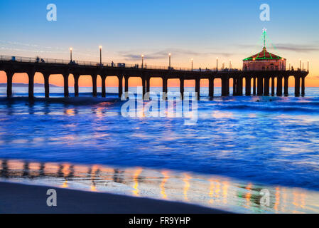 Manhattan Beach Pier bei Sonnenuntergang, abgeschlossen im Jahre 1920, Roundhouse Marine Studies Lab und Aquarium (achteckiges Gebäude, Ende des Stegs) Stockfoto