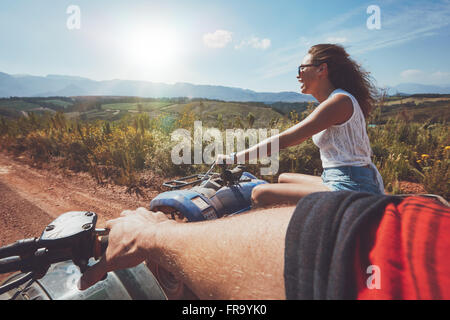 Junge Leute fahren Quad-Bikes an einem Sommertag. Frau genießt Land fahren auf ein all-Terrain-Fahrzeug. POV erschossen. Stockfoto