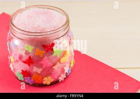 Glas mit bunten Schmetterling Sticker Bade-Salz gefüllt Stockfoto