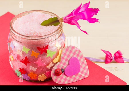 Glas mit bunten Schmetterling Sticker Bade-Salz gefüllt Stockfoto