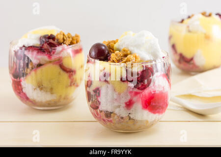 Hausgemachtem Müsli-Parfait mit Kirschen und Sahne. Gesundes dessert Stockfoto