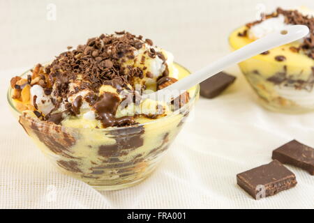 Hausgemachte cremige Desserts mit Schokolade und Mandeln Stockfoto