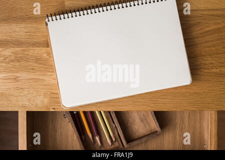 Leere Notebook mit Bleistiften in Feld auf dem Schreibtisch. Draufsicht Stockfoto