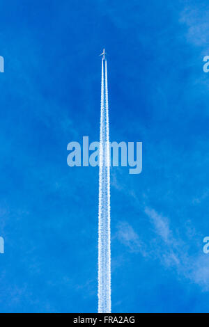 Flugzeug Con-Trails im blauen Himmel Stockfoto