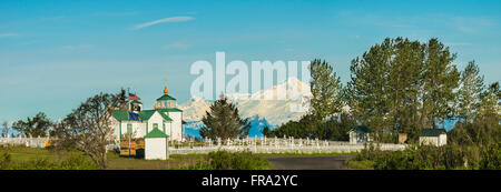 Die Verklärung der unseres Herrn Russisch-orthodoxe Kirche in Ninlichik mit Mount Iliamna im Hintergrund, Kenai-Halbinsel, Yunan Alaska, Sommer Stockfoto