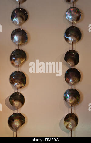 Insel Moorea, Französisch-Polynesien, eine Halskette aus Schalen der Perlmuscheln Moorean schwarz Stockfoto