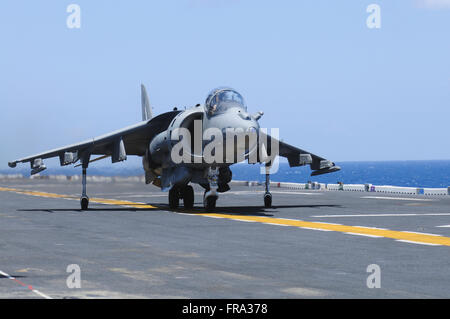 Ein AV-8 b Marine Harrier II landet auf dem Flugdeck der USS Peleliu (LHA-5) im Flugbetrieb im Pazifischen Ozean Stockfoto