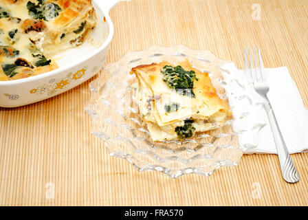 Hausgemachte Spinat Lasagne serviert auf einer Glasplatte Stockfoto