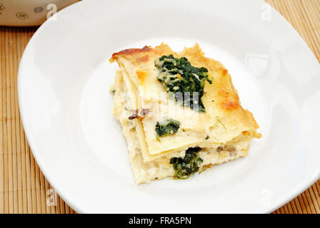 Spinat-Lasagne mit einer leckeren Sahne-Sauce Stockfoto