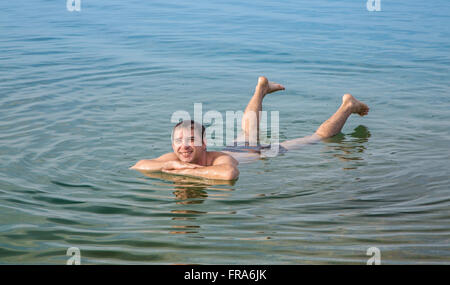 Man schwebt im Toten Meer, Jordanien Stockfoto