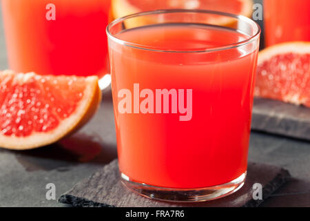 Frisch gepresste Bio Grapefruit-Saft in einem Glas Stockfoto