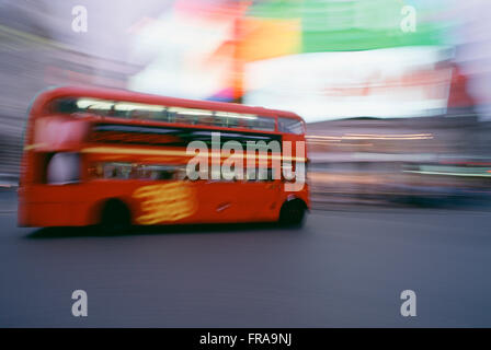 Bewegungsunschärfe von einer roten Doppeldecker Bus, Piccadilly Circus, London, England Stockfoto