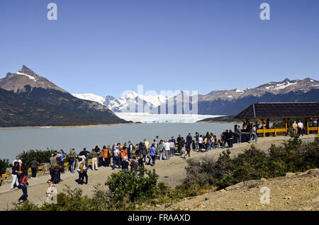 Touristen bewundern die Landschaft des Lago Argentino, der Perito-Moreno-Gletscher im Hintergrund Stockfoto