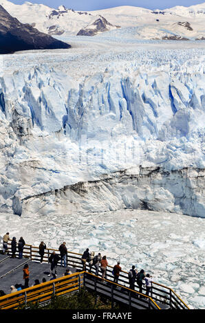 Touristen auf der Suche gerade der Perito-Moreno-Gletscher-Nordseite - Parque Nacional Los Glaciares Stockfoto