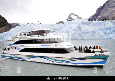 Touristen, die gerade der Bootstour Spegazzini Gletscher am Lago Argentino Stockfoto