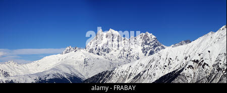 Panoramablick auf Berg Uschba im Winter an sonnigen Tag. Kaukasus-Gebirge. Svaneti Region Georgiens. Stockfoto