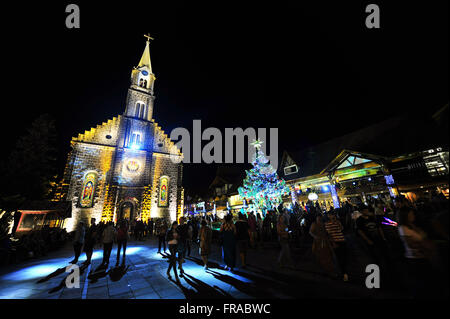 Personenverkehr vor St. Peter &#39; s Kirche zur Weihnachtszeit Stockfoto