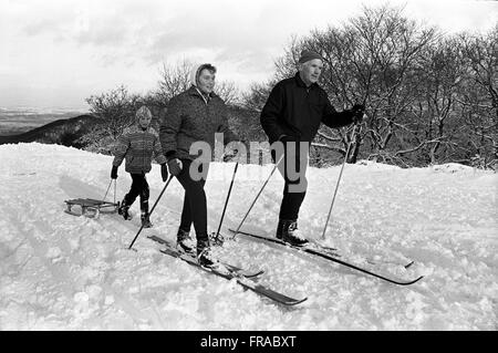 Familie Skifahren auf Wrekin Hügel in Shropshire Winter 1969 Stockfoto