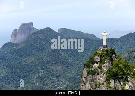 Luftaufnahme der Statue von Christus dem Erlöser auf Corcovado Berg mit Zuckerhut im Hintergrund Stockfoto