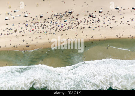 Luftaufnahme der Badegäste am Strand der Copacabana - Copacabana Nachbarschaft - Südseite Stockfoto