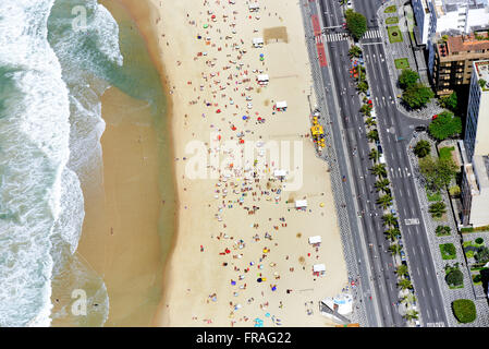 Luftaufnahme von Leblon Strand und Promenade Delfim Moreira am Sonntag mit einem geschlossenen Start-und Landebahn Stockfoto