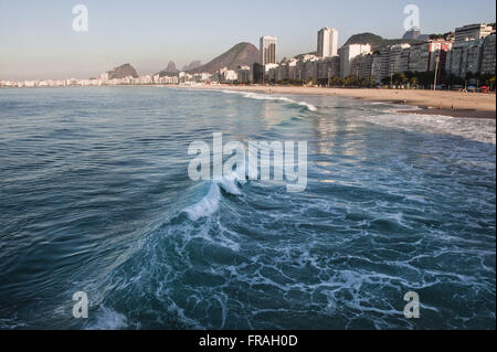 Meereswellen bei Sonnenaufgang am Strand Leme und Copacabana-Strand im Hintergrund Stockfoto