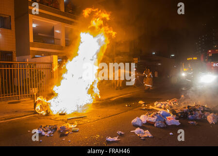 Feuerwehr Feuer während Protest am Unabhängigkeitstag in Orange Nachbarschaft Außerbetriebnahme Stockfoto