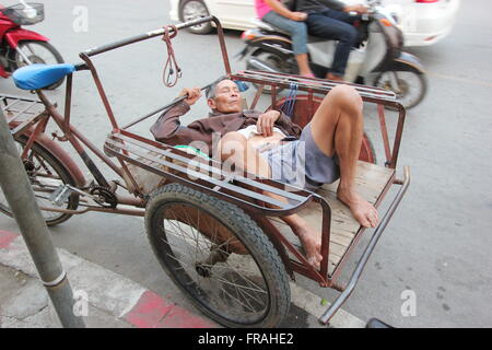 Mann schläft, Straßenmarkt, Sukhothai, Thailand Stockfoto