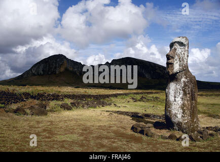 Detail der Moai auf der Osterinsel - Vulkan-Hintergrund Stockfoto