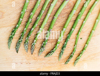 Spears Spargel, Spargel Officinalis, auf ein Schneidbrett aus Holz. Stockfoto