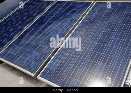 Anzeichen von Sonnenenergie zur Erzeugung von elektrischer Energie Stockfoto