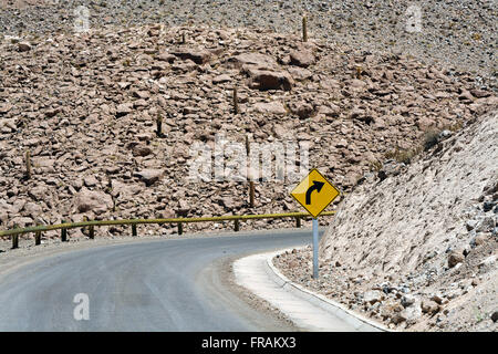 Zeichen auf der Bühne in der Atacama-Wüste - rechts drehen Stockfoto