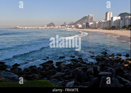 Meereswellen bei Sonnenaufgang am Strand Leme und Copacabana-Strand im Hintergrund Stockfoto