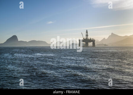 Öl-Plattform neben Niteroi in der Guanabara-Bucht Stockfoto