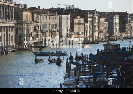 Pier-Gondeln auf dem Canale Grande von der Rialto-Brücke aus gesehen Stockfoto