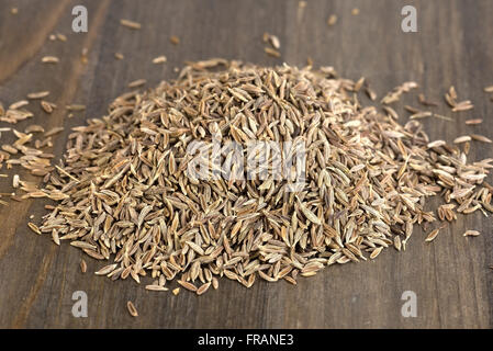 Zira oder Kreuzkümmel - Samen auf einem Holztisch Stockfoto