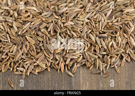 Zira oder Kreuzkümmel - Samen auf einem Holztisch Stockfoto