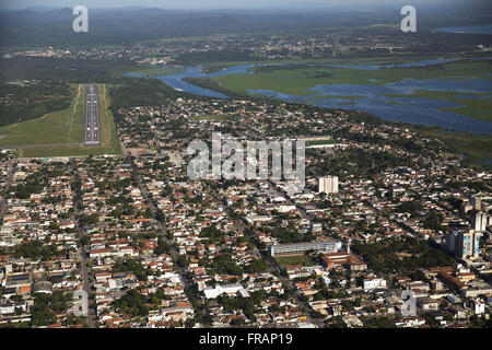 Luftaufnahme der Stadt am Ufer des Flusses Paraguay im Pantanal Stockfoto