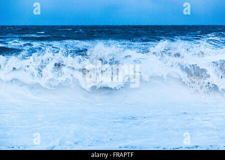 Sturmwellen traf den Strand im Winter Cley North Norfolk UK Stockfoto