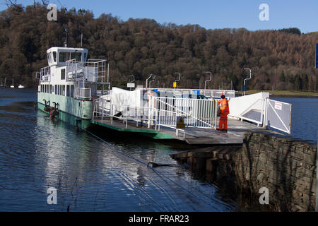 Stadt von Bowness, England. Malerische Aussicht auf das Fahrzeug und Personenfähre am Lake Windermere. Stockfoto