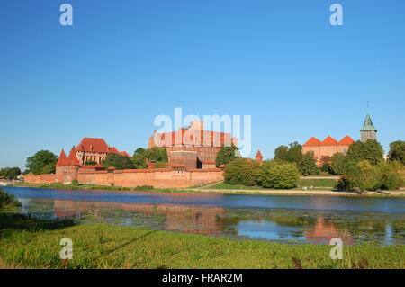 Malerische Szenerie des Marienburger Schlosses am Fluss Nogat in Polen Stockfoto