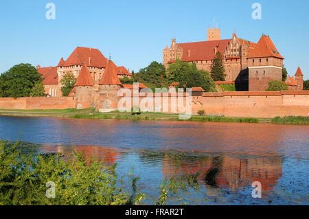 Malerische Szenerie des Marienburger Schlosses am Fluss Nogat in Polen Stockfoto