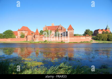 Malerische Szenerie des Marienburger Schlosses am Fluss Nogat in Polen Stockfoto