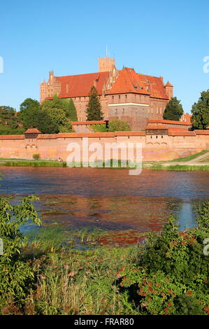 Malerische Szenerie des Marienburger Schlosses am Fluss Nogat in Polen Stockfoto